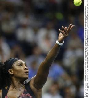 Serena Williams of the United States serves during the women s singles quarter-final match against her sister and compatriot Venus Williams at the 2015 US Open in New York, the United States, on Sept. 8, 2015. Serena Williams won 2-1. ) (SP)US-NEW YORK-TENNIS-US OPEN QinxLang 