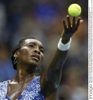 Venus Williams of the United States serves during the women s singles quarter-final match against her sister and compatriot Serena Williams at the 2015 US Open in New York, the United States, on Sept. 8, 2015. Venus Williams lost 1-2. ) (SP)US-NEW YORK-TENNIS-US OPEN QinxLang 