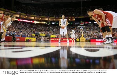 Basketball Berlin 08.09.2015 Eurobasket 2015 Europameisterschaft der Herren Deutschland (GER) - Türkei (TUR) Freiwurf Dirk Nowitzki (Deutschland, No.14)