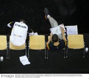 Basketball Berlin 08.09.2015 Eurobasket 2015 Europameisterschaft der Herren Deutschland (GER) - Türkei (TUR) Chris Fleming (Deutschland, Bundestrainer) re. Dennis Schröder Schroeder (Deutschland, No.17)
