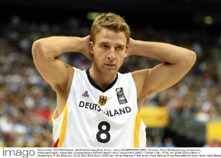 Heiko SCHAFFARTZIK (GER), frustriert, Frust, Enttaeuschung, enttaeuscht, Niedergeschlagen, Niederlage, Europameisterschaft EuroBasket 2015, Deutschland (GER) - Tuerkei (TUR) 75:80, am 08.09.2015 in Berlin Deutschland, Â