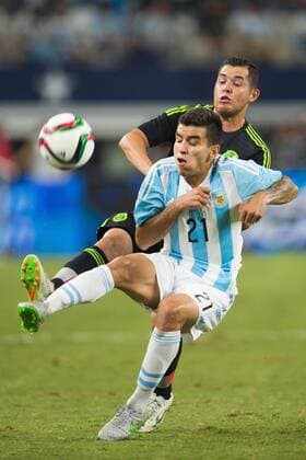 Israel Jimenez de Mexico vs Angel Correa de Argentina. - Freundschaftsspiel Argentinien vs. Mexiko. Dallas