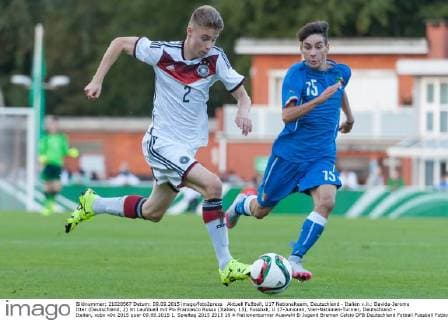 Aktuell Fußball, U17 Nationalteam, Deutschland - Italien v.li.: Davide-Jerome Itter (Deutschland, 2) im Laufduell mit Pio Francesco Russo (Italien, 15), Fussball, U 17-Junioren, Vier-Nationen-Turnier, Deutschland - Italien, xobx