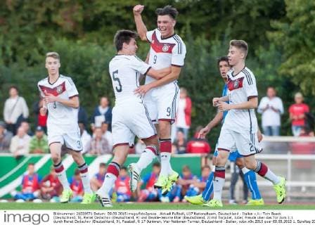 Aktuell Fußball, U17 Nationalteam, Deutschland - Italien v.li.: Tom Baack (Deutschland, 5), Renat Dadachov (Deutschland, 9) und Davide-Jerome Itter (Deutschland, 2) mit Torjubel, Jubel, Freude über das Tor zum 1:1 durch Renat Dadachov (Deutschland, 9), Fussball, U 17-Junioren, Vier-Nationen-Turnier, Deutschland - Italien, xobx
