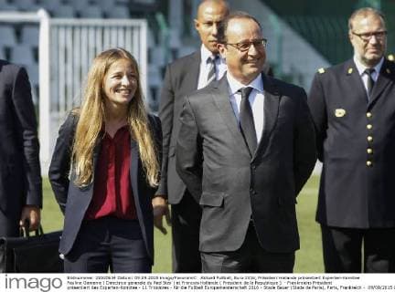 Aktuell Fußball, Euro 2016, Präsident Hollande präsentiert Experten-Komitee Pauline Gamerre ( Directrice generale du Red Star ) et Francois Hollande ( President de la Republique ) - Frankreichs Präsident präsentiert das Experten-Komitee - 11 Tricolores - für die Fußball Europameisterschaft 2016 - Stade Bauer (Stade de Paris), Paris, Frankreich - 09 09 2015 GwendolineLeGoff Panoramic 