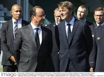 Aktuell Fußball, Euro 2016, Präsident Hollande präsentiert Experten-Komitee Francois Hollande ( President de la Republique ) et Francois Baroin ( President association des maires de France ) - Frankreichs Präsident präsentiert das Experten-Komitee - 11 Tricolores - für die Fußball Europameisterschaft 2016 - Stade Bauer (Stade de Paris), Paris, Frankreich - 09 09 2015 GwendolineLeGoff Panoramic 