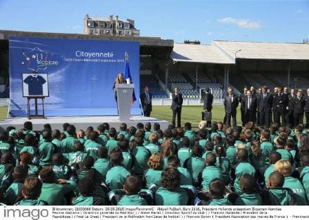 Aktuell Fußball, Euro 2016, Präsident Hollande präsentiert Experten-Komitee Pauline Gamerre ( Directrice generale du Red Star ) Steve Marlet ( Directeur Sportif du club ) Francois Hollande ( President de la Republique ) Noel Le Graet ( President de la fŽdŽration franaise de football ) Francois Baroin ( President Association des maires de France ) - Frankreichs Präsident präsentiert das Experten-Komitee - 11 Tricolores - für die Fußball Europameisterschaft 2016 - Stade Bauer (Stade de Paris), Paris, Frankreich - 09 09 2015 GwendolineLeGoff Panoramic 