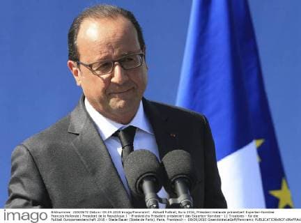 Aktuell Fußball, Euro 2016, Präsident Hollande präsentiert Experten-Komitee Francois Hollande ( President de la Republique ) - Frankreichs Präsident präsentiert das Experten-Komitee - 11 Tricolores - für die Fußball Europameisterschaft 2016 - Stade Bauer (Stade de Paris), Paris, Frankreich - 09 09 2015 GwendolineLeGoff Panoramic 