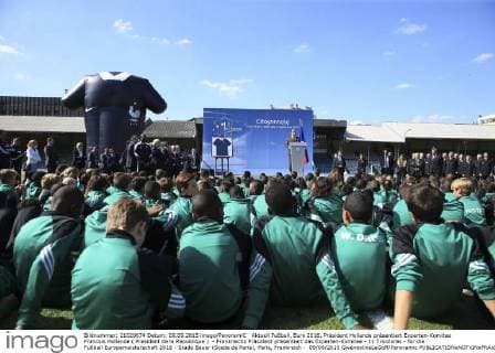Aktuell Fußball, Euro 2016, Präsident Hollande präsentiert Experten-Komitee Francois Hollande ( President de la Republique ) - Frankreichs Präsident präsentiert das Experten-Komitee - 11 Tricolores - für die Fußball Europameisterschaft 2016 - Stade Bauer (Stade de Paris), Paris, Frankreich - 09 09 2015 GwendolineLeGoff Panoramic 