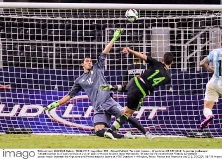 Aktuell Fußball, Testspiel, Mexiko - Argentinien 08 SEP 2015: Argentina goalkeeper Nahuel Guzman (12) looks to block a shot on goal by Mexico forward Javier Hernandez (14) during the International Friendly Länderspiel soccer match between the Argentina and Mexico national teams at AT&T Stadium in Arlington, Texas. Mexico and Argentina tied 2-2. SOCCER: SEP 08 Argentina v Mexico Icon16915090826 EDITORIAL USE ONLY