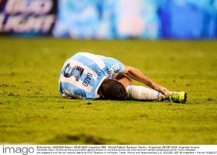 Aktuell Fußball, Testspiel, Mexiko - Argentinien 08 SEP 2015: Argentina forward Fernando Gago (5) lays on the ground after getting kicked in the ankle during the International Friendly Länderspiel soccer match between the Argentina and Mexico national teams at AT&T Stadium in Arlington, Texas. Mexico and Argentina tied 2-2. SOCCER: SEP 08 Argentina v Mexico Icon1691509082760 EDITORIAL USE ONLY