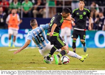 Aktuell Fußball, Testspiel, Mexiko - Argentinien 08 SEP 2015: Argentina defender Martin Demichelis (15) and Mexico forward Raul Jimenez (9) fight for the ball during the International Friendly Länderspiel soccer match between the Argentina and Mexico national teams at AT&T Stadium in Arlington, Texas. Mexico and Argentina tied 2-2. SOCCER: SEP 08 Argentina v Mexico Icon1691509083119 EDITORIAL USE ONLY