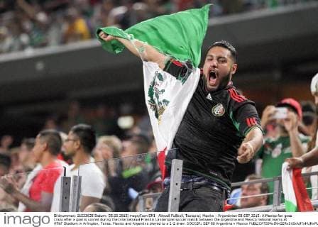 Aktuell Fußball, Testspiel, Mexiko - Argentinien 08 SEP 2015: A Mexico fan goes crazy after a goal is scored during the International Friendly Länderspiel soccer match between the Argentina and Mexico national teams at AT&T Stadium in Arlington, Texas. Mexico and Argentina played to a 2-2 draw. SOCCER: SEP 08 Argentina v Mexico Icon169150908730 EDITORIAL USE ONLY