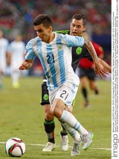 Aktuell Fußball, Testspiel, Mexiko - Argentinien 08 SEPT 2015: Argentina Forward Ãngel Correa (21) makes a move around Mexico Defender Israel Jiménez (10) during the International Friendly Länderspiel soccer match between the Argentina and Mexico National Teams played at AT&T Stadium in Arlington, TX. Mexico and Argentina draw 2-2. SOCCER: SEP 08 Argentina v Mexico Icon1509081122 EDITORIAL USE ONLY