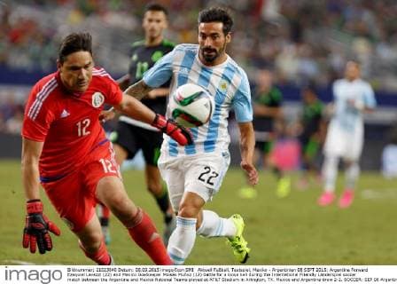 Aktuell Fußball, Testspiel, Mexiko - Argentinien 08 SEPT 2015: Argentina Forward Ezequiel Lavezzi (22) and Mexico Goalkeeper Moisés Muñoz (12) battle for a loose ball during the International Friendly Länderspiel soccer match between the Argentina and Mexico National Teams played at AT&T Stadium in Arlington, TX. Mexico and Argentina draw 2-2. SOCCER: SEP 08 Argentina v Mexico Icon1509081574 EDITORIAL USE ONLY