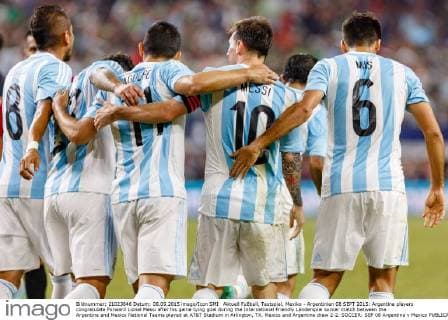 Aktuell Fußball, Testspiel, Mexiko - Argentinien 08 SEPT 2015: Argentina players congratulate Forward Lionel Messi after his game tying goal during the International Friendly Länderspiel soccer match between the Argentina and Mexico National Teams played at AT&T Stadium in Arlington, TX. Mexico and Argentina draw 2-2. SOCCER: SEP 08 Argentina v Mexico Icon1509081652 EDITORIAL USE ONLY