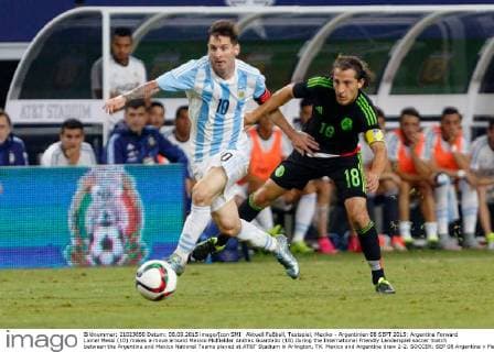 Aktuell Fußball, Testspiel, Mexiko - Argentinien 08 SEPT 2015: Argentina Forward Lionel Messi (10) makes a move around Mexico Midfielder Andres Guardado (18) during the International Friendly Länderspiel soccer match between the Argentina and Mexico National Teams played at AT&T Stadium in Arlington, TX. Mexico and Argentina draw 2-2. SOCCER: SEP 08 Argentina v Mexico Icon1509081729 EDITORIAL USE ONLY