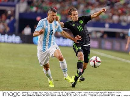 Aktuell Fußball, Testspiel, Mexiko - Argentinien 08 SEPT 2015: Argentina Defender Martin Demichelis (15) and Mexico Midfielder Andres Guardado (18) fight for the ball during the International Friendly Länderspiel soccer match between the Argentina and Mexico National Teams played at AT&T Stadium in Arlington, TX. SOCCER: SEP 08 Argentina v Mexico Icon150908409 EDITORIAL USE ONLY