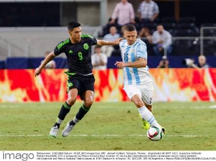 Aktuell Fußball, Testspiel, Mexiko - Argentinien 08 SEPT 2015: Argentina Defender Martin Demichelis (15) is pressured by Mexico Forward Raul Jimenez (9) during the International Friendly Länderspiel soccer match between the Argentina and Mexico National Teams played at AT&T Stadium in Arlington, TX. SOCCER: SEP 08 Argentina v Mexico Icon150908452 EDITORIAL USE ONLY