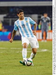 Aktuell Fußball, Testspiel, Mexiko - Argentinien 08 SEPT 2015: Argentina Midfielder Ã?ver Banega (19) in action during the International Friendly Länderspiel soccer match between the Argentina and Mexico National Teams played at AT&T Stadium in Arlington, TX. Mexico and Argentina draw 2-2. SOCCER: SEP 08 Argentina v Mexico Icon150908912 EDITORIAL USE ONLY