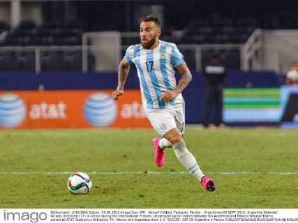 Aktuell Fußball, Testspiel, Mexiko - Argentinien 08 SEPT 2015: Argentina Defender Nicolas Otamendi (17) in action during the International Friendly Länderspiel soccer match between the Argentina and Mexico National Teams played at AT&T Stadium in Arlington, TX. Mexico and Argentina draw 2-2. SOCCER: SEP 08 Argentina v Mexico Icon150908933 EDITORIAL USE ONLY