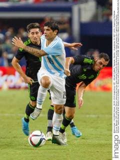 Aktuell Fußball, Testspiel, Mexiko - Argentinien 08 SEPT 2015: Argentina Midfielder Ã?ver Banega (19) splits two Mexico players during the International Friendly Länderspiel soccer match between the Argentina and Mexico National Teams played at AT&T Stadium in Arlington, TX. Mexico and Argentina draw 2-2. SOCCER: SEP 08 Argentina v Mexico Icon150908995 EDITORIAL USE ONLY