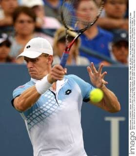 NEW YORK, Sept. 09, 2015 -- Kevin Anderson of South Africa hits a return to Stan Wawrinka of Switzerland during their men s singles quarter-final match at the 2015 US Open in New York, the United States, on Sept. 9, 2015. Kevin Anderson lost 0-3. ) (SP)US-NEW YORK-TENNIS-US OPEN YinxBogu 