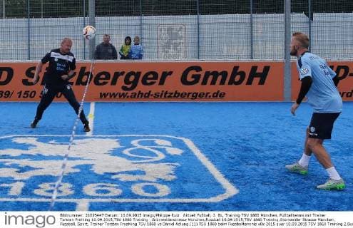Aktuell Fußball, 2. BL, Training TSV 1860 München, Fußballtennis mit Trainer Torsten Fröhling 10.09.2015,TSV 1860 Training , Grünwalderstrasse München,Fussball 10.09.2015,TSV 1860 Training,Grünwalder Strasse München, Fussball, Sport, Trainer Torsten Froehling TSV 1860 vs Daniel Adlung (11) TSV 1860 beim Fussballtennnis