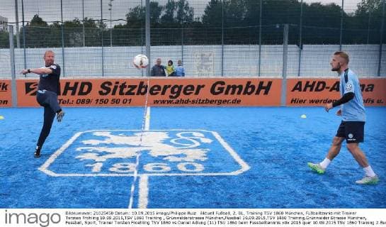 Aktuell Fußball, 2. BL, Training TSV 1860 München, Fußballtennis mit Trainer Torsten Fröhling 10.09.2015,TSV 1860 Training , Grünwalderstrasse München,Fussball 10.09.2015,TSV 1860 Training,Grünwalder Strasse München, Fussball, Sport, Trainer Torsten Froehling TSV 1860 vs Daniel Adlung (11) TSV 1860 beim Fussballtennnis