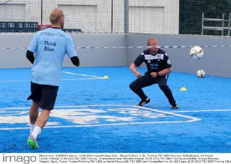 Aktuell Fußball, 2. BL, Training TSV 1860 München, Fußballtennis mit Trainer Torsten Fröhling 10.09.2015,TSV 1860 Training , Grünwalderstrasse München,Fussball 10.09.2015,TSV 1860 Training,Grünwalder Strasse München, Fussball, Sport, Trainer Torsten Froehling TSV 1860 vs Daniel Adlung (11) TSV 1860 beim Fussballtennnis