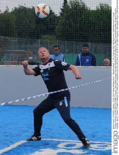 Aktuell Fußball, 2. BL, Training TSV 1860 München, Fußballtennis mit Trainer Torsten Fröhling 10.09.2015,TSV 1860 Training , Grünwalderstrasse München,Fussball 10.09.2015,TSV 1860 Training,Grünwalder Strasse München, Fussball, Sport, Trainer Torsten Froehling TSV 1860 beim Fussballtennnis