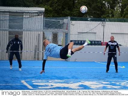Aktuell Fußball, 2. BL, Training TSV 1860 München, Fußballtennis mit Trainer Torsten Fröhling 10.09.2015,TSV 1860 Training , Grünwalderstrasse München,Fussball 10.09.2015,TSV 1860 Training,Grünwalder Strasse München, Fussball, Sport, Co Trainer Benjamin Colin TSV 1860 Trainer Torsten Froehling TSV 1860 vs Daniel Adlung (11) TSV 1860 beim Fussballtennnis