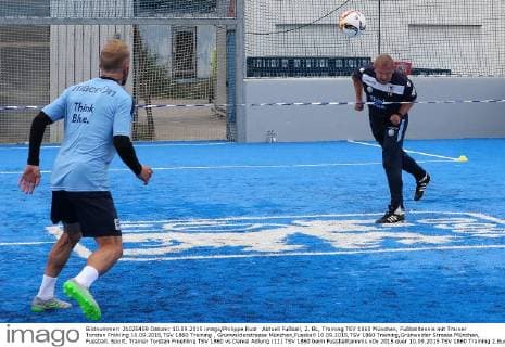 Aktuell Fußball, 2. BL, Training TSV 1860 München, Fußballtennis mit Trainer Torsten Fröhling 10.09.2015,TSV 1860 Training , Grünwalderstrasse München,Fussball 10.09.2015,TSV 1860 Training,Grünwalder Strasse München, Fussball, Sport, Trainer Torsten Froehling TSV 1860 vs Daniel Adlung (11) TSV 1860 beim Fussballtennnis