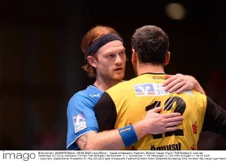 Kassel enttaeuscht, frustriert, Emotion Kasper Kisum (TVB Stuttgart) nach der Niederlage mit Yunus Oezmusul (Torwart TVB Stuttgart) (R) Handball --- 1. Bundesliga --- MT Melsungen vs TVB 1898 Stuttgart --- 09.09.2015 , Copyright: Sippel Eibner-Pressefoto EP_RSL