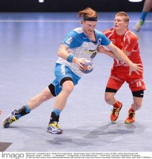 Kassel Kasper Kisum (TVB Stuttgart) (vorne, am Ball), Jeffrey Boomhouwer (MT Melsungen) (hinten); Handball --- 1. Bundesliga --- MT Melsungen vs TVB 1898 Stuttgart --- 09.09.2015 , Copyright: Sippel Eibner-Pressefoto EP_RSL