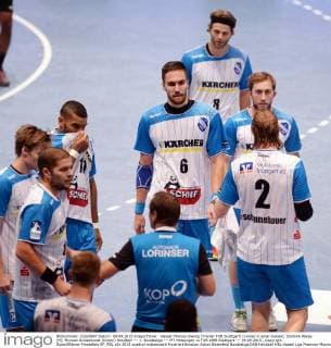 Kassel Thomas Koenig (Trainer TVB Stuttgart) (vorne) in einer Auszeit; Dominik Weiss (M), Michael Schweikardt (hinten) Handball --- 1. Bundesliga --- MT Melsungen vs TVB 1898 Stuttgart --- 09.09.2015 , Copyright: Sippel Eibner-Pressefoto EP_RSL