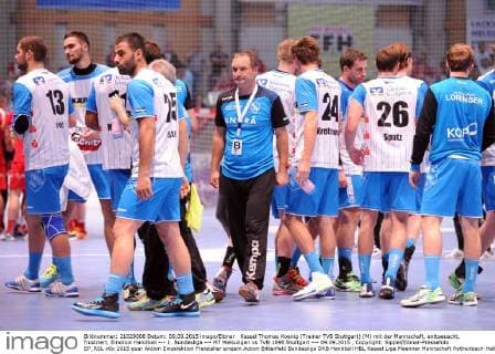 Kassel Thomas Koenig (Trainer TVB Stuttgart) (M) mit der Mannschaft, enttaeuscht, frustriert, Emotion Handball --- 1. Bundesliga --- MT Melsungen vs TVB 1898 Stuttgart --- 09.09.2015 , Copyright: Sippel Eibner-Pressefoto EP_RSL