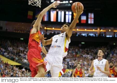 Basketball Berlin 10.09.2015 Eurobasket 2015 Europameisterschaft der Herren Deutschland (GER) - Spanien (ESP) Maodo Lo (Deutschland, No.04) FERNANDEZ Rudy (Spanien, No.05)