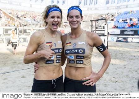 Timmendorfer Strand Laura Ludwig (Nr. 1, Goldenes Trikot) und Kira Walkenhorst (Nr. 2, Goldenes Trikot) nach dem Spiel. Ludwig Walkenhorst vs Friedrich Matthes, Beachvolleyball, Deutsche Meisterschaft, 10.09.15 , Copyright: KOENIG Eibner-Pressefoto EP_FKG