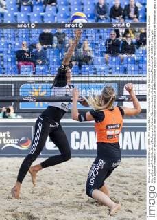 Timmendorfer Strand Ilka Semmler (Nr. 2, Graues Trikot) gegen Florentina Buettner (Nr. 1, Oranges Trikot). Buettner Fedosova vs Holtwick Semmler, Beachvolleyball, Deutsche Meisterschaft, 10.09.15 , Copyright: KOENIG Eibner-Pressefoto EP_FKG