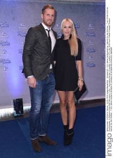 Schalke 04 - 111-Jahre-Jubiläumsshow: Kennst Du den Mythos...? am 10.09.2015 im Musiktheater in Gelsenkirchen Ralf Fährmann, links - Henriette Hömke ( Freundin ), rechts xTTx