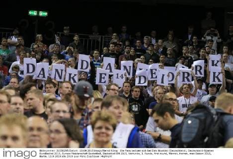 EuroBasket 2022, Historie, Die besten Spieler Europas EuroBasket 2022, DBB, Historie, EM - Historie Die Fans bedizen sich bei Dirk Nowitzki (Deutschland), Deutschland-Spanien EuroBasket 2015, Europa Meisterschaft Basketball, Basketball EM 2015, Vorrunde, 1. Runde, first round, Männer, Herren, men Saison 2015, Berlin, 10.9.2015