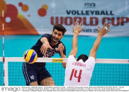 10.09.2015, Hamamatsu Arena, Hamamatsu FIVB World Cup 2015, Site B, 1. Runde, Iran vs. Venezuela Angriff Amir Ghafour ( 10 IRI) - Block Maximo Antonio Montoya Martine ( 14 VEN)