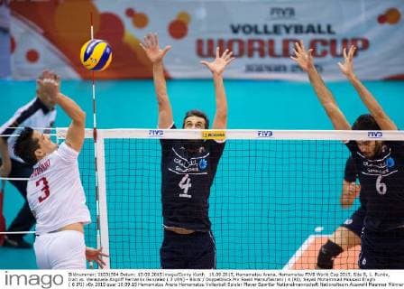 10.09.2015, Hamamatsu Arena, Hamamatsu FIVB World Cup 2015, Site B, 1. Runde, Iran vs. Venezuela Angriff Fernando Gonzalez ( 3 VEN) - Block Doppelblock Mir Saeid Marouflakrani ( 4 IRI), Seyed Mohammad Mousavi Eraghi ( 6 IRI)