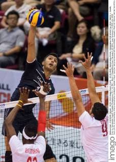 10.09.2015, Hamamatsu Arena, Hamamatsu FIVB World Cup 2015, Site B, 1. Runde, Iran vs. Venezuela Angriff Mojtaba Mirzajanpour M. ( 12 IRI) - Block Doppelblock Ivan Marquez ( 23 VEN), Jose Carrasco ( 9 VEN)