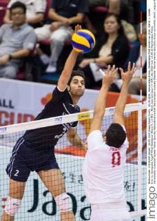 10.09.2015, Hamamatsu Arena, Hamamatsu FIVB World Cup 2015, Site B, 1. Runde, Iran vs. Venezuela Angriff Milad Ebadipour Ghara H. ( 2 IRI) - Block Jose Carrasco ( 9 VEN)