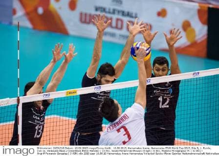 10.09.2015, Hamamatsu Arena, Hamamatsu FIVB World Cup 2015, Site B, 1. Runde, Iran vs. Venezuela Block Dreierblock Mehdi Mahdavi ( 13 IRI), Seyed Mohammad Mousavi Eraghi ( 6 IRI), Mojtaba Mirzajanpour M. ( 12 IRI) - Angriff Fernando Gonzalez ( 3 VEN)