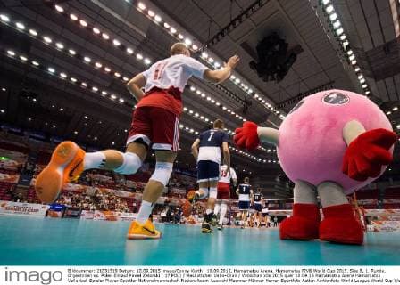 10.09.2015, Hamamatsu Arena, Hamamatsu FIVB World Cup 2015, Site B, 1. Runde, Argentinien vs. Polen Einlauf Pawel Zatorski ( 17 POL) Maskottchen Vabo-Chan Vabochan