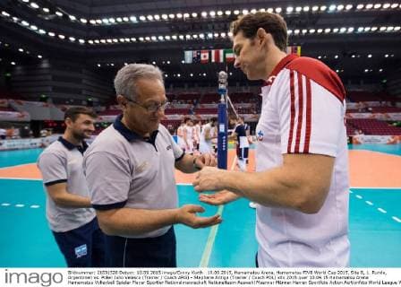 10.09.2015, Hamamatsu Arena, Hamamatsu FIVB World Cup 2015, Site B, 1. Runde, Argentinien vs. Polen Julio Velasco (Trainer Coach ARG) - Stephane Antiga (Trainer Coach POL)