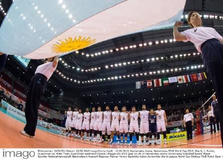 10.09.2015, Hamamatsu Arena, Hamamatsu FIVB World Cup 2015, Site B, 1. Runde, Argentinien vs. Polen Team Argentinien waehrend Hymne Flagge